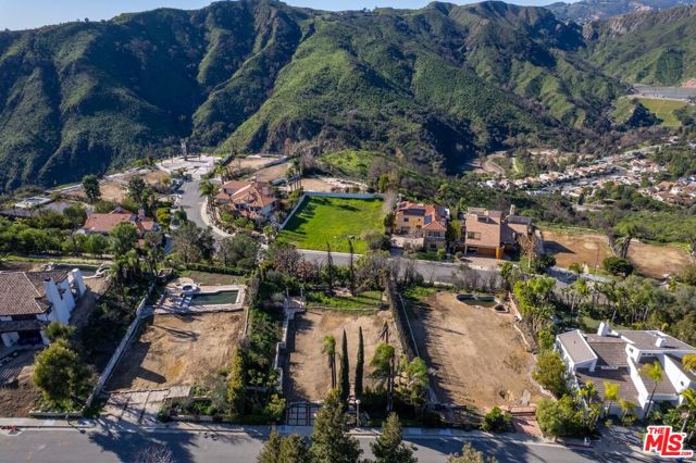 16780 Monte Hermoso Drive, Pacific Palisades CA: https://media.crmls.org/mediaz/336a812a-8603-4cde-89b2-1ad1b2a9f001.jpg