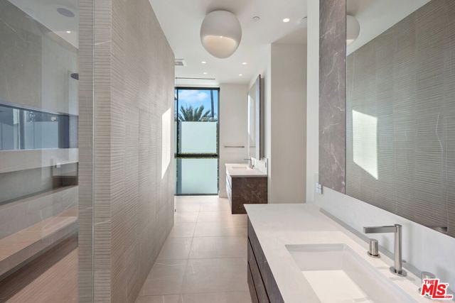 938 -940 Palisades Beach Road, Santa Monica CA: https://media.crmls.org/mediaz/336a881c-af90-49ae-8f38-4c5debbdce69.jpg