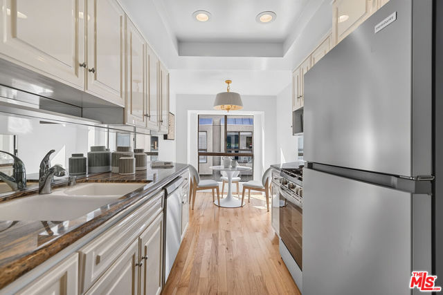 15167 Magnolia Boulevard, E photo 11