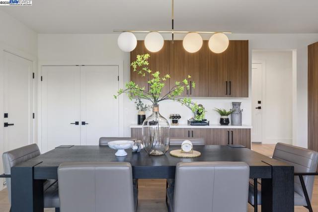 10336 Greenview Dr, Oakland CA: https://media.crmls.org/mediaz/336b9087-d44c-4ea6-bcbb-56e08f01b36a.jpg