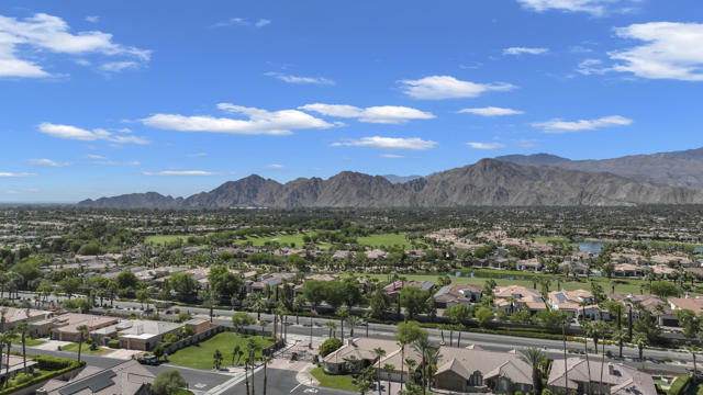 41800 Jones Drive, Palm Desert CA: https://media.crmls.org/mediaz/336c69e1-5904-4403-a9e9-06cf88b7ff06.jpg
