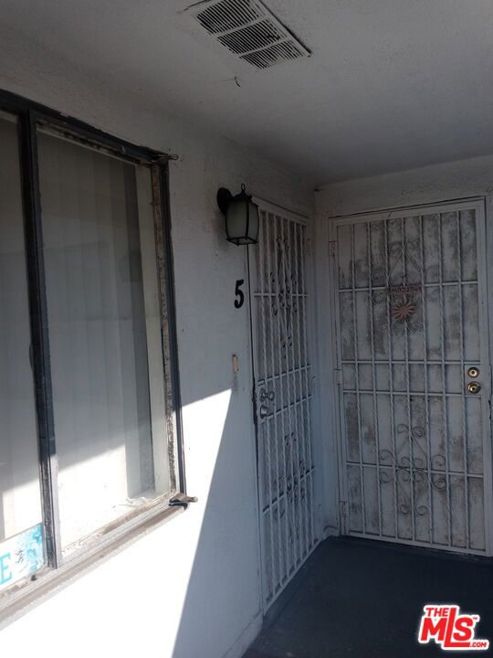 7208 S La Cienega Boulevard, Inglewood CA: https://media.crmls.org/mediaz/336cb56d-3907-4051-95db-d6cd3eb95378.jpg