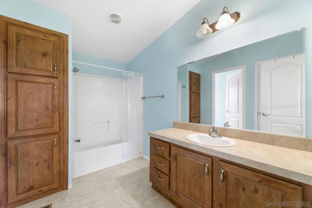 38795 Harris Truck Trail, Fallbrook CA: https://media.crmls.org/mediaz/336cb882-fcde-444d-b9af-f45af9e0b1cc.jpg