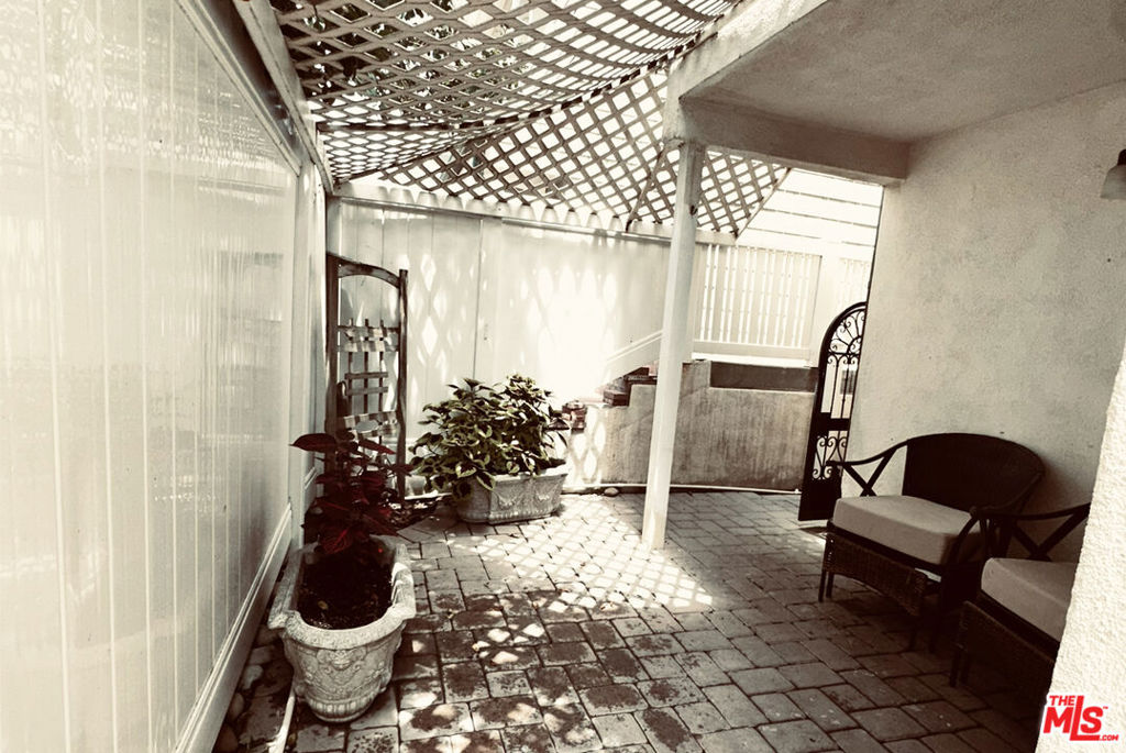 https://media.crmls.org/mediaz/336f5624-5b17-4a10-b0bd-73bc0155a664.jpg?preset=X-Large
