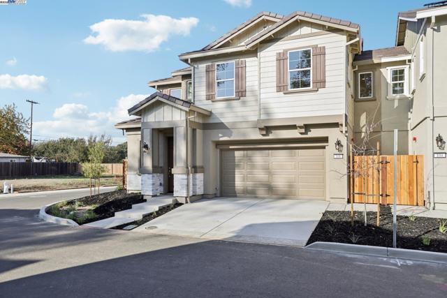 109 Creek View Cir, Fairfield CA: https://media.crmls.org/mediaz/336f5c47-b93e-460e-a1ab-2b1e28f27b7f.jpg