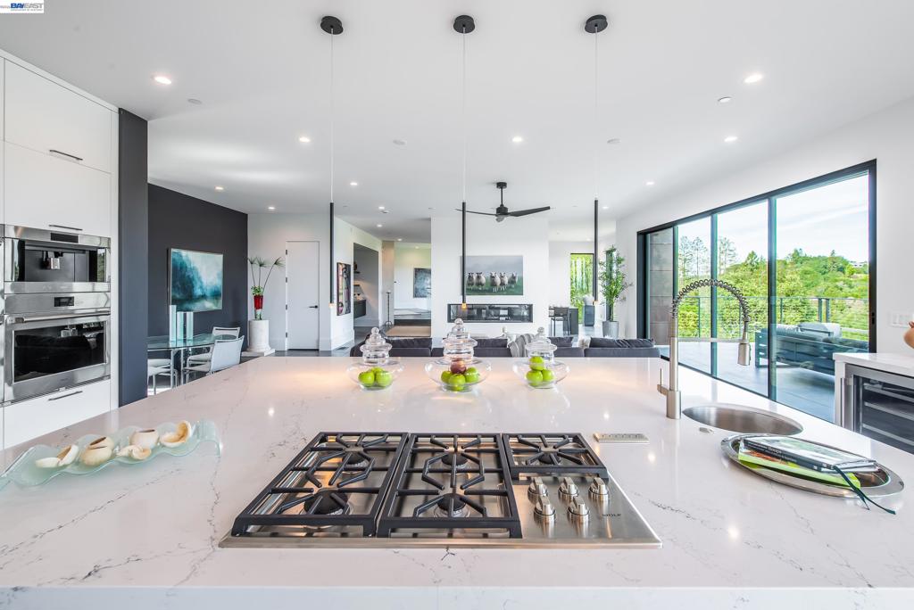 https://media.crmls.org/mediaz/336f9bb4-0ec9-4037-90cf-fcfa7eaae05c.jpg?preset=X-Large