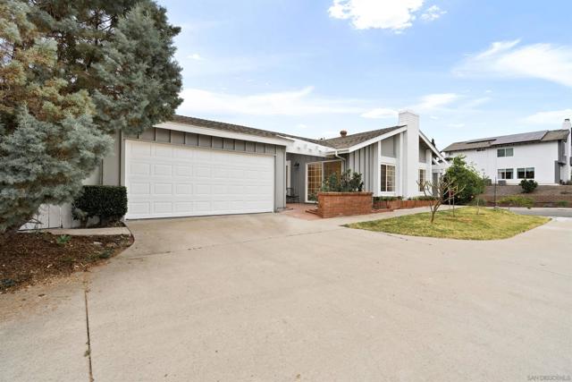 10671 Montego Dr, San Diego CA: https://media.crmls.org/mediaz/336fbb29-ef96-4c40-80b2-a61616e6ef59.jpg