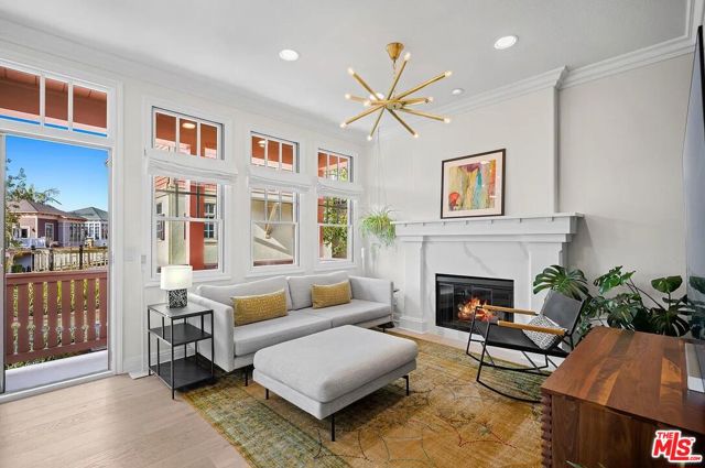 2584 Bungalow Place, Corona del Mar CA: https://media.crmls.org/mediaz/3370889e-3a53-452a-84ce-50fe8dcfe315.jpg