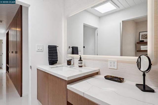 206 Santa Fe Dr, Walnut Creek CA: https://media.crmls.org/mediaz/33711c5f-e292-42c4-a5b2-774b081cbff8.jpg