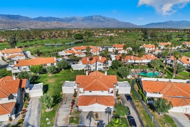 153 Desert Falls E Drive, Palm Desert CA: https://media.crmls.org/mediaz/3372e123-0b80-4ea9-96d8-8911c327fdc9.jpg