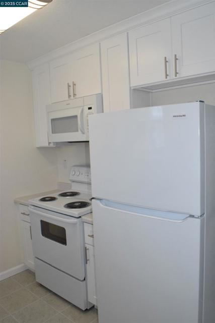 2518 Manchester Ave, San Pablo CA: https://media.crmls.org/mediaz/3372f898-c273-4d7f-9276-3856abdf837f.jpg
