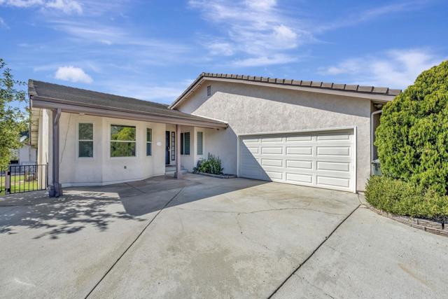 Detail Gallery Image 1 of 38 For 2109 N Nutmeg St, Escondido,  CA 92026 - 3 Beds | 2 Baths