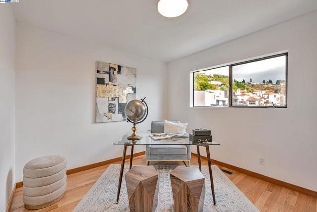 1522 Grand View Drive, Berkeley CA: https://media.crmls.org/mediaz/33731fd1-8c8b-4853-8589-f93d3c62d8da.jpg