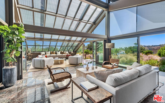 5900 Bonsall Drive, Malibu CA: https://media.crmls.org/mediaz/3374e309-ee23-4411-90d1-f477600c6450.jpg