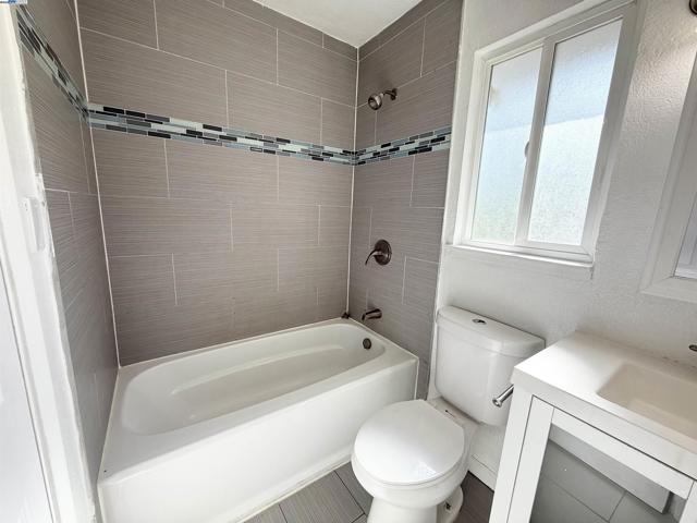989 Palm Cir, Tracy CA: https://media.crmls.org/mediaz/33754b9b-cf4d-43e5-9e81-c496896f0d28.jpg