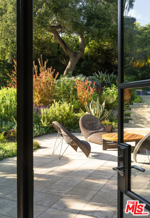 796 Hot Springs Road, Montecito CA: https://media.crmls.org/mediaz/33756af1-1e93-47bb-8f9e-99f84d5da784.jpg