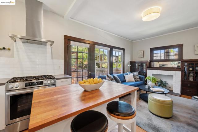 485 Hardy St, Oakland CA: https://media.crmls.org/mediaz/3375adbc-c57f-4adf-bcc8-8024a528c48a.jpg