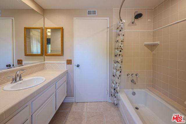 3926 Corte Cancion, Thousand Oaks CA: https://media.crmls.org/mediaz/3375eb78-3353-4b0b-be0e-fd814290081f.jpg
