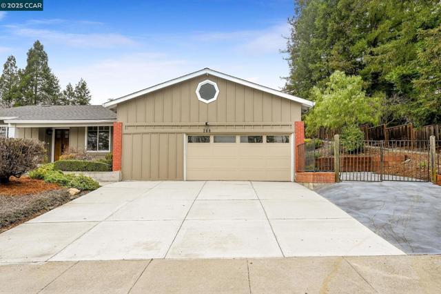 260 Saint Christopher Dr, Danville CA: https://media.crmls.org/mediaz/337624e9-13df-4e97-b3f2-c3a974d073bd.jpg