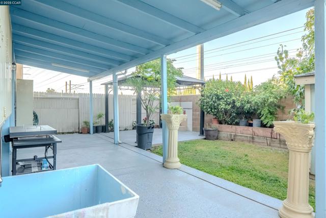 7519 Georgica Way, Sacramento CA: https://media.crmls.org/mediaz/337760b0-022b-44c1-93bd-0f51b6c03fa4.jpg
