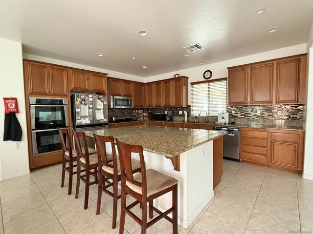 3177 Katharine Dr, Escondido CA: https://media.crmls.org/mediaz/3377998a-2a9e-427e-81e9-bd3661516082.jpg