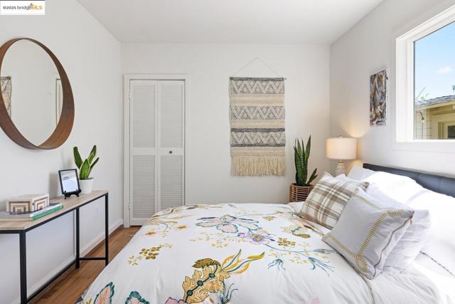 3742 Loma Vista AVE, Oakland CA: https://media.crmls.org/mediaz/3377b9bf-f748-46e3-960b-9e30c4b63696.jpg
