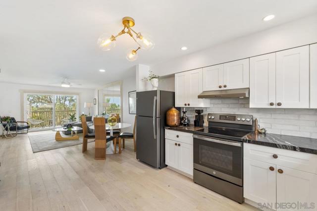 902 Caminito Madrigal, Carlsbad CA: https://media.crmls.org/mediaz/3378135e-f655-4f75-b3d9-f1b1409224ec.jpg