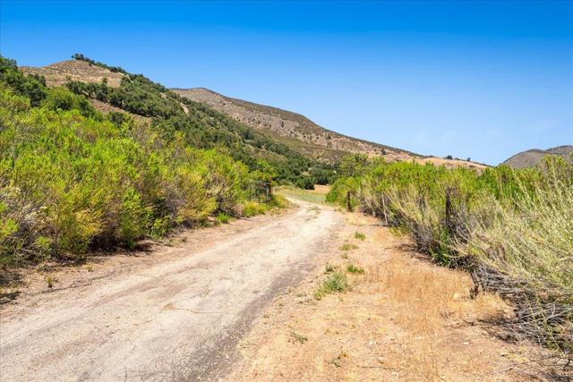 47292 Arroyo Seco Road, Greenfield CA: https://media.crmls.org/mediaz/3378e97b-b1d8-48e8-8331-29489c71bf03.jpg