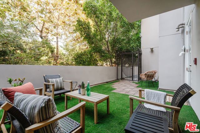 4925 Wilshire Boulevard, Los Angeles CA: https://media.crmls.org/mediaz/33796a6d-de3f-49a6-8723-6e01b84be27b.jpg