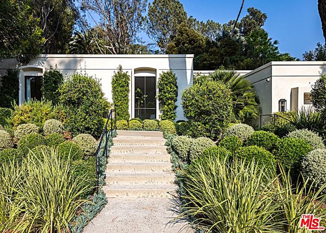 1114 Sutton Way Beverly Hills, California Glamorous and sophisticated high quality renovation of a 1 story John Woolf inspired Hollywood Regency set on a quiet cul-de-sac lane in the heart of Beverly Hills. Grand classic circular entry hall with 12' ceilings and paneled walls. Beautiful living room with custom Carrara marble fireplace and walls of glass overlooking the pool and gardens. Formal rotunda dining room flows elegantly into the gourmet kitchen/family room with custom cabinetry, Sea Pearl Quartzite marble counters, large center island, Miele appliances and doors that open to the grounds. Exceptional master suite with fireplace, luxurious marble bath and private terrace. Walk in closets with custom lacquered cabinetry and separate office/study in the master wing. All secondary bedrooms with en-suite baths, featuring high quality finishes and materials to provide flexibility for family, guests or gym. Inviting private and sunny pool/spa area with bar and grill surrounded by lush wraparound landscaping with mature trees and specimen plants. This is a rare and refined Beverly Hills home tucked away yet moments from all that Beverly Hills has to offer.