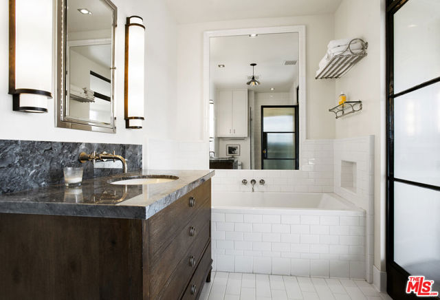 100 S Doheny Drive, Los Angeles CA: https://media.crmls.org/mediaz/337bd73d-eac4-4413-8312-58ba84f233c9.jpg