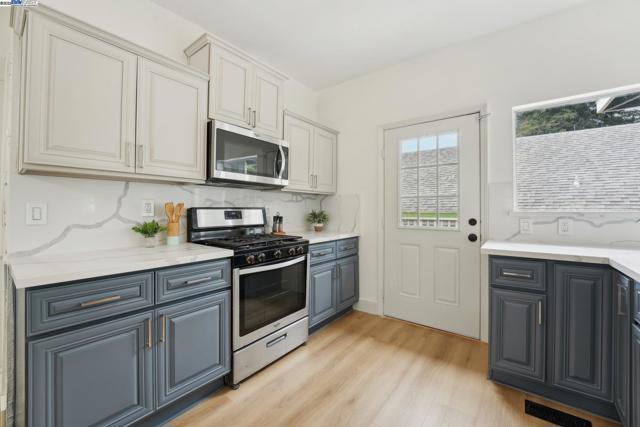2155 42nd Ave, Oakland CA: https://media.crmls.org/mediaz/337c39a4-17aa-4a9b-94f4-b46da857f1ed.jpg