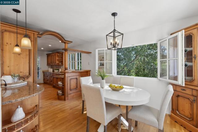 40 Las Palomas, Orinda CA: https://media.crmls.org/mediaz/337c492e-17f7-4fe2-8ae5-6805a2261cd7.jpg
