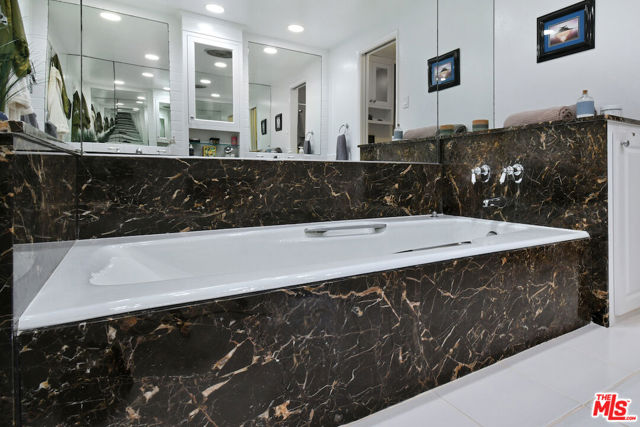 11687 Bellagio Road, Los Angeles CA: https://media.crmls.org/mediaz/337c4ea0-edbe-4315-946b-3129f59d121b.jpg