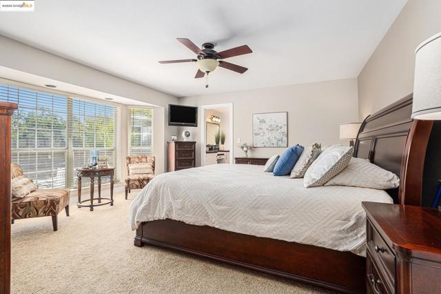 15 Madeira Ct, Oakley CA: https://media.crmls.org/mediaz/337d38be-60be-4fdb-b970-6275267592b3.jpg