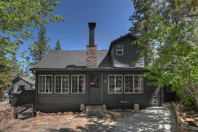 300 E Aeroplane Boulevard, Big Bear CA: https://media.crmls.org/mediaz/337deee1-2f34-466f-a7c9-1dd0166a3477.jpg