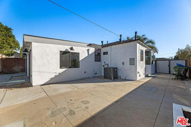 8507 Naylor Avenue, Los Angeles CA: https://media.crmls.org/mediaz/337df62a-8790-46bb-8c6f-f4a2d1203451.jpg
