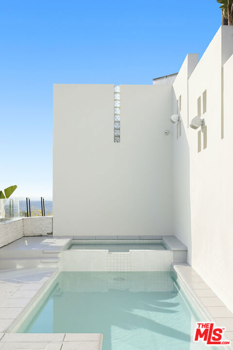 2231 Sunset Plaza Drive, Los Angeles CA: https://media.crmls.org/mediaz/337e184b-274a-49b8-b8e2-a2530eaa0091.jpg