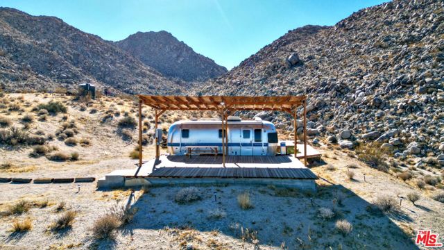 62775 Sullivan Road, Joshua Tree CA: https://media.crmls.org/mediaz/33832f20-537b-4d56-8417-bf57cc5d34fd.jpg