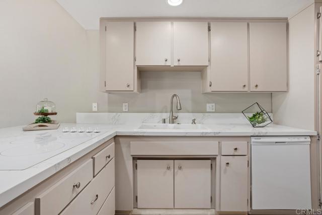 3404 Oak Cliff Dr, Fallbrook CA: https://media.crmls.org/mediaz/33840f18-ca60-43d0-a7bd-f0690ff23ee4.jpg