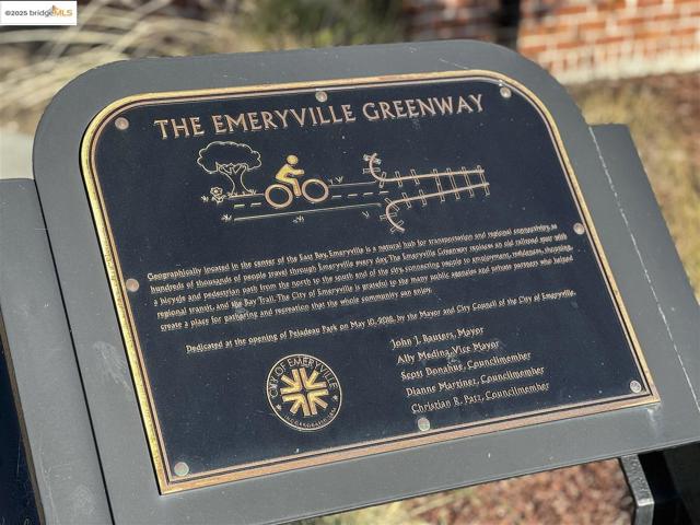 121 City Limits Cir, Emeryville CA: https://media.crmls.org/mediaz/33846cda-b62e-4c9b-9ff5-8ff5effefd61.jpg