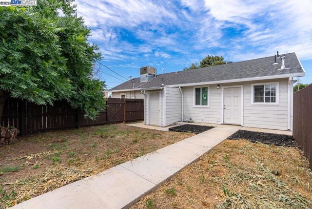 4733 E Washington St, Stockton CA: https://media.crmls.org/mediaz/33847bb1-831c-40fa-96ab-5cb0058b7042.jpg