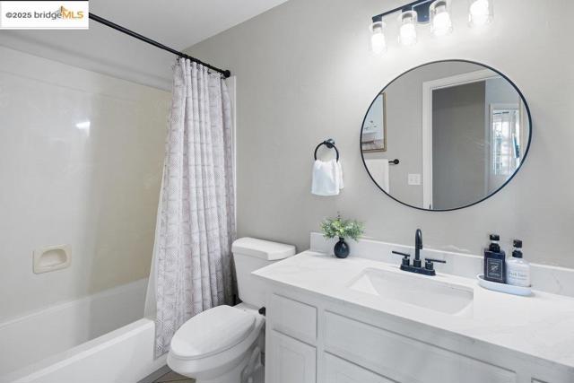 1030 Orchid Dr, Brentwood CA: https://media.crmls.org/mediaz/33850c32-02c5-4376-a630-fb3fb6d239b6.jpg