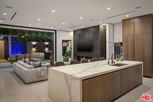 137 S Wetherly Drive, Beverly Hills CA: https://media.crmls.org/mediaz/33851631-429f-45fa-8e18-99743587dacb.jpg