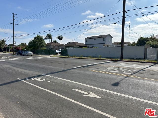 701 W 112th Street, Los Angeles CA: https://media.crmls.org/mediaz/338563fa-06b8-459e-a65e-84d1e238b0d6.jpg