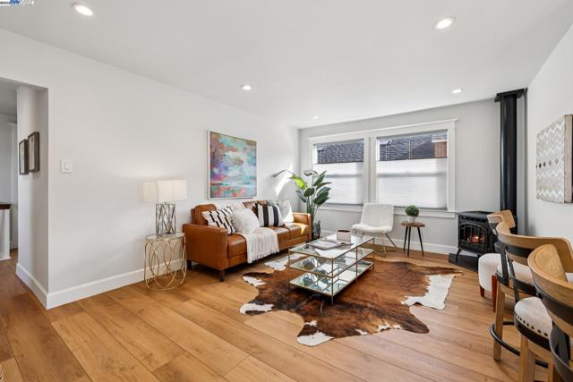 1525 Stanton St, Alameda CA: https://media.crmls.org/mediaz/33862246-db16-4e18-93fc-8534891de8b6.jpg