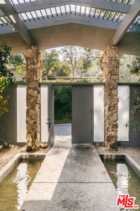 8559 Edwin Drive, Los Angeles CA: https://media.crmls.org/mediaz/33862ae6-bc3b-439e-af4e-36f1fdf84275.jpg