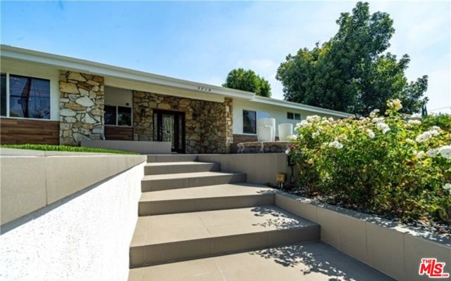5714 El Canon Avenue, Woodland Hills CA: https://media.crmls.org/mediaz/3386d1d5-c2b9-4775-9a13-ab9302242ebd.jpg