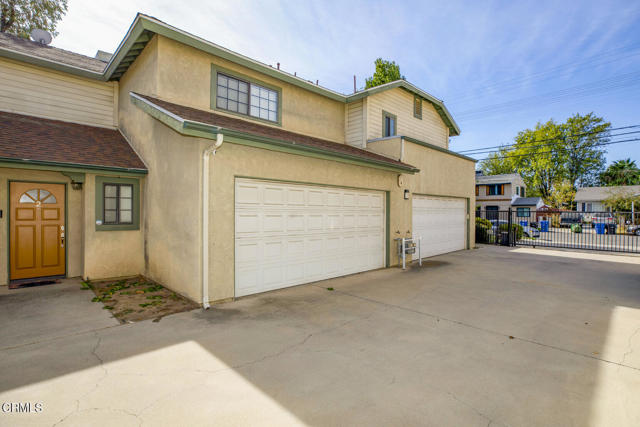 Detail Gallery Image 3 of 46 For 7046 De Celis Pl #2,  Van Nuys,  CA 91406 - 2 Beds | 3 Baths