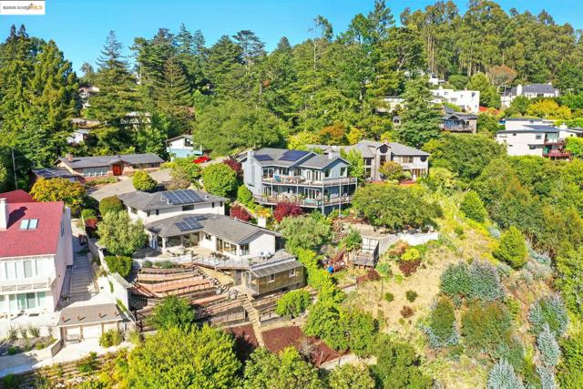 25 Holyrood Manor, Oakland CA: https://media.crmls.org/mediaz/3388767f-fcbe-413b-ba17-6819f991ca27.jpg